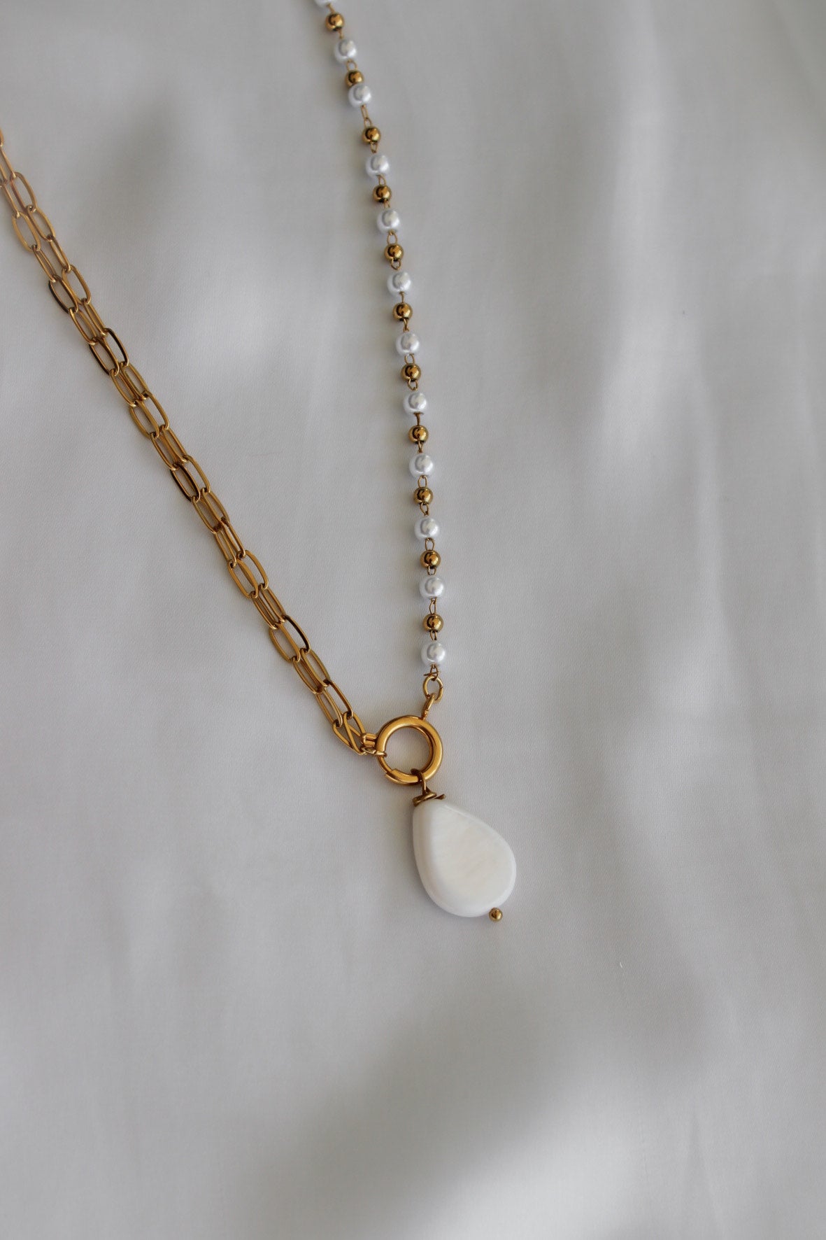 Colar dourado c/ pérolas
