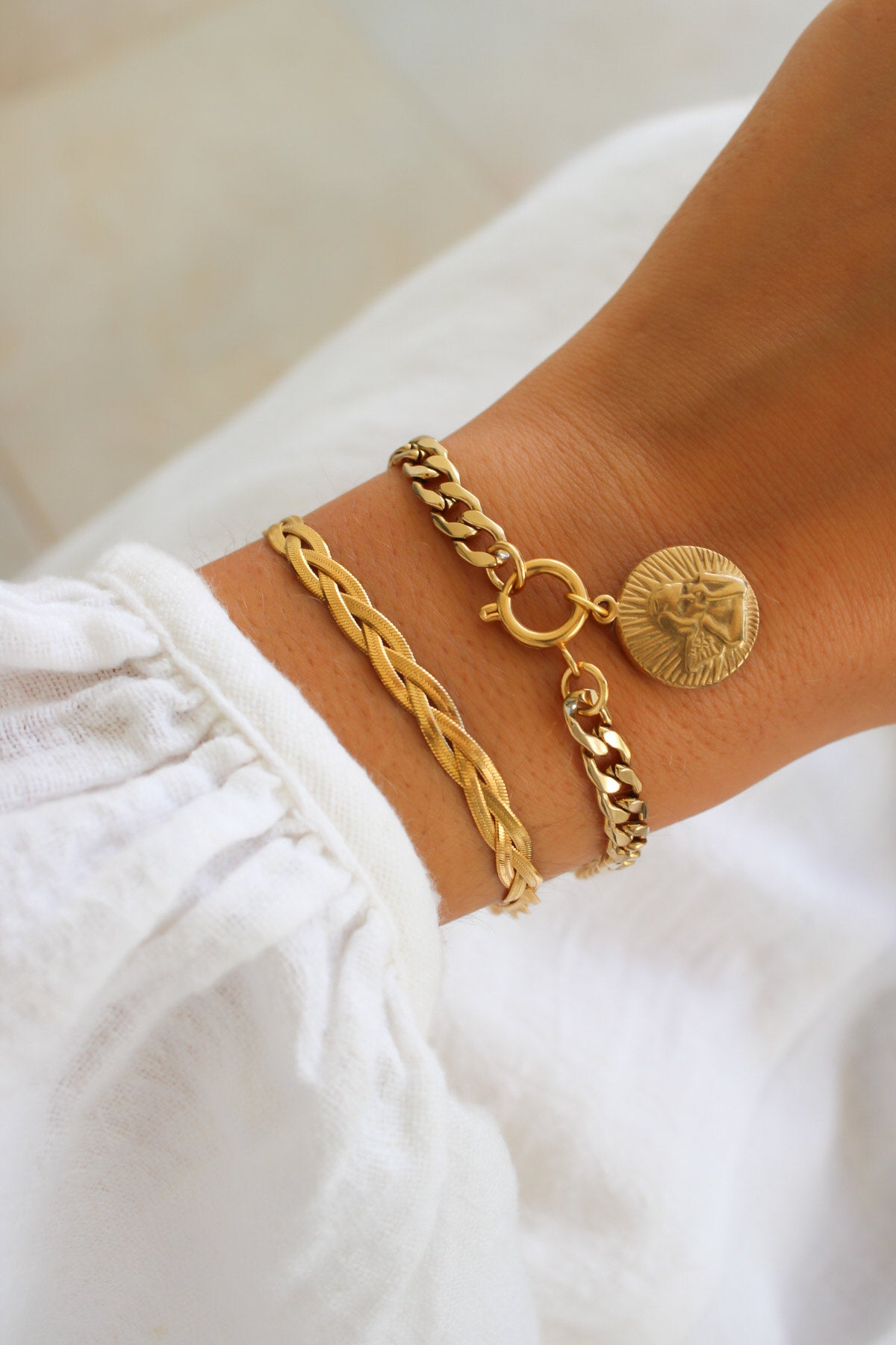 Pulseiras douradas