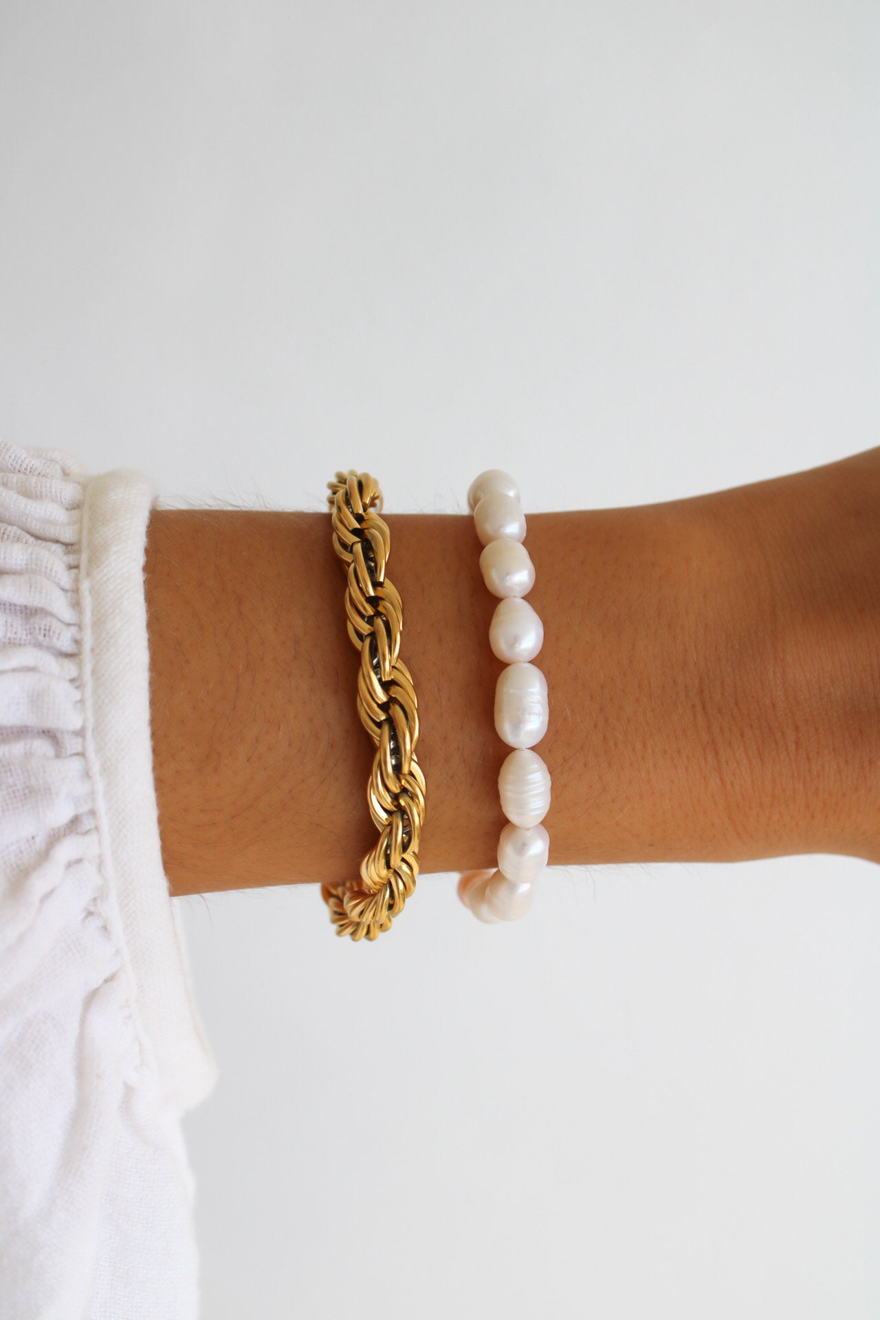 Pulseira dourada e pérolas