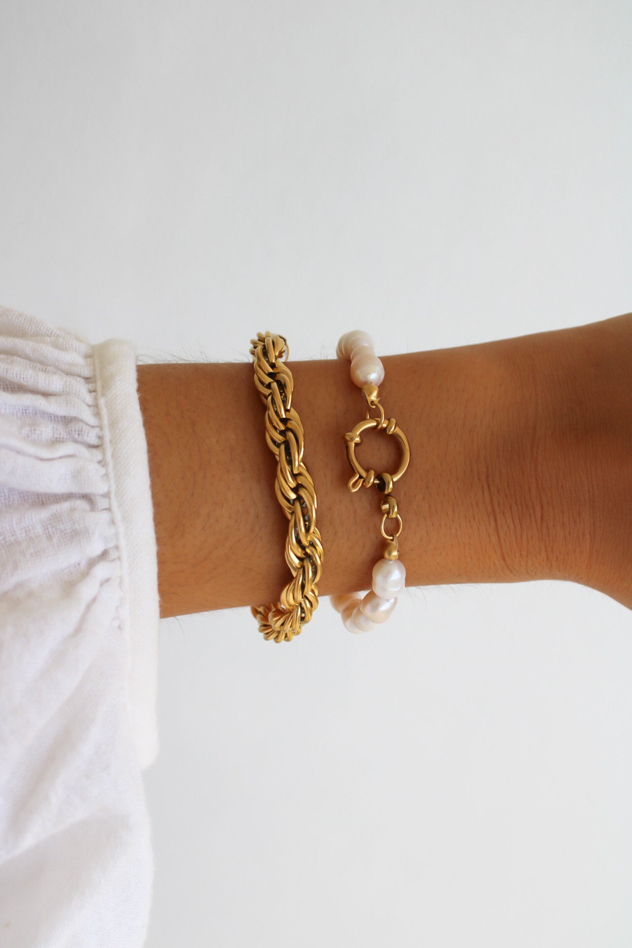 Pulseira dourada e pérolas