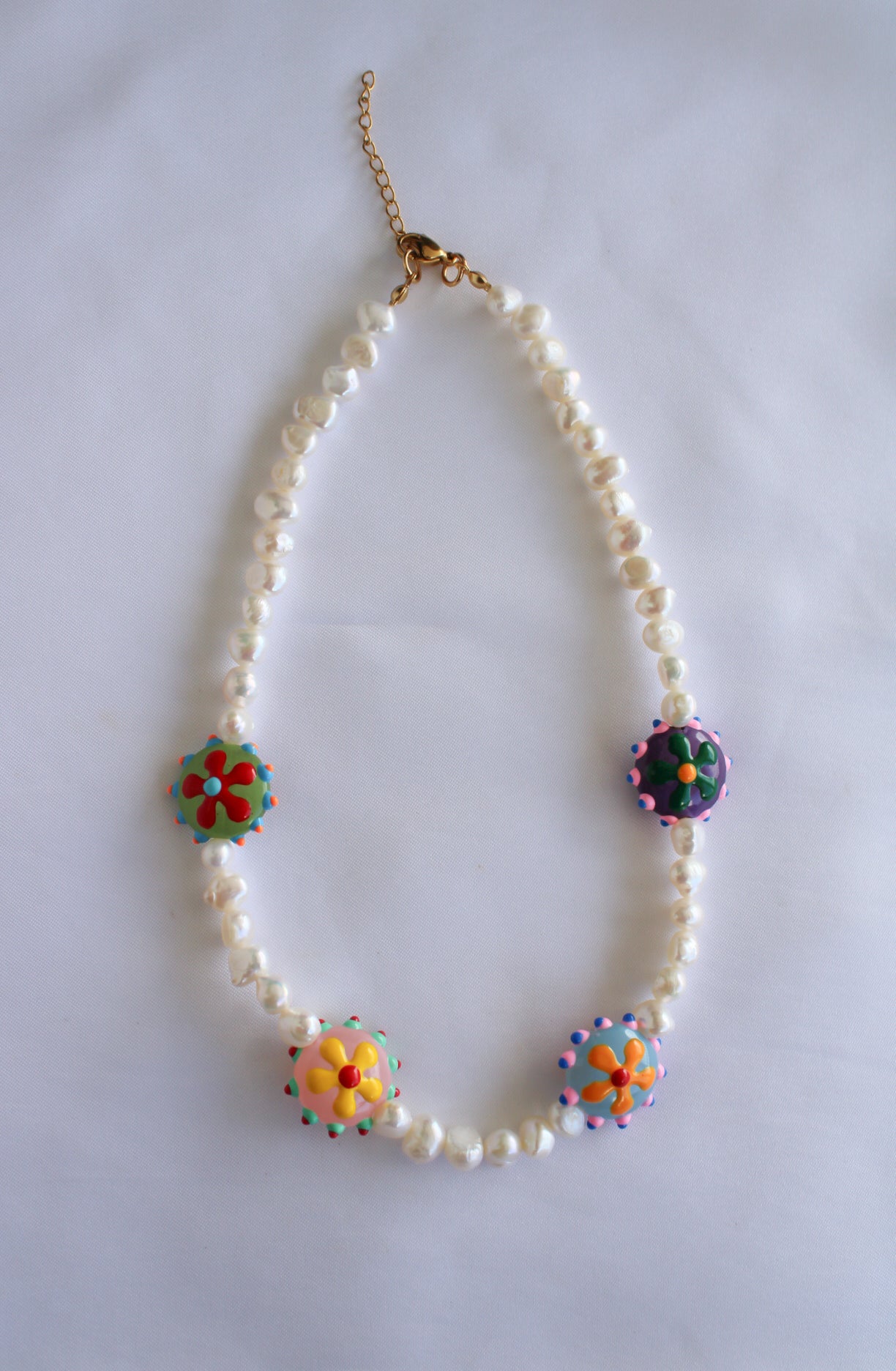 Colar pérolas e flores