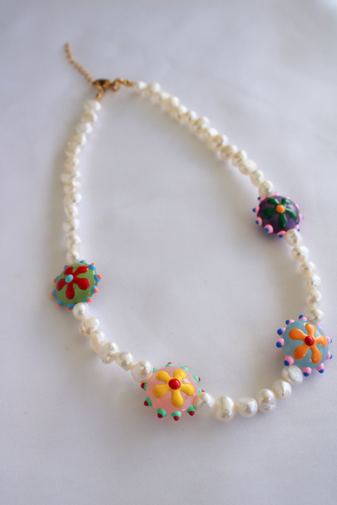 Colar pérolas e flores