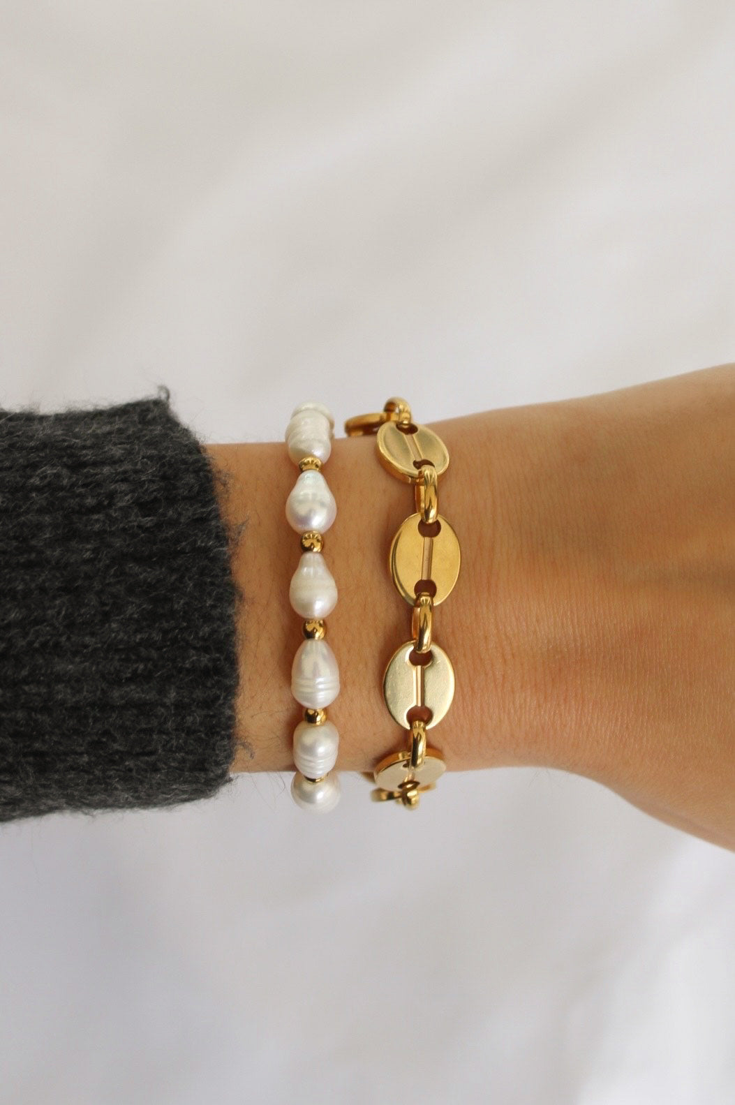 Pulseiras douradas