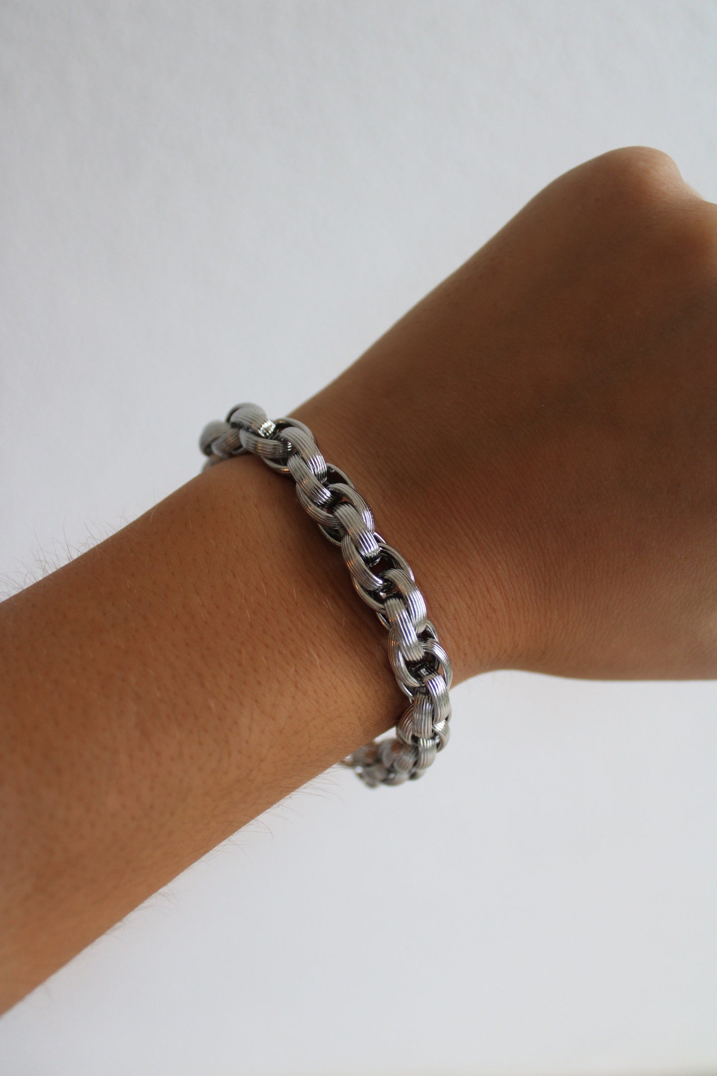 Pulseira prateada torcida