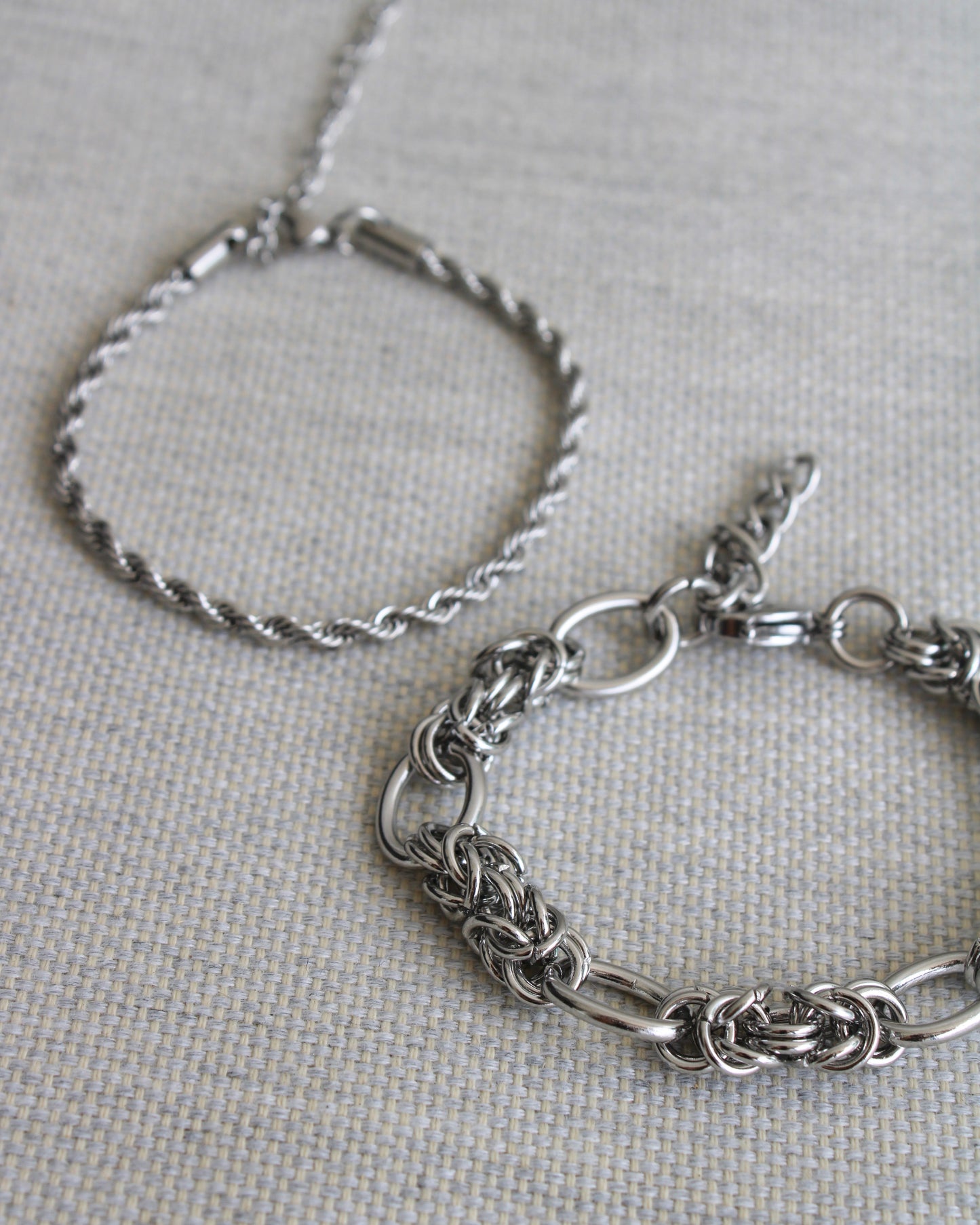 Pulseiras prateadas