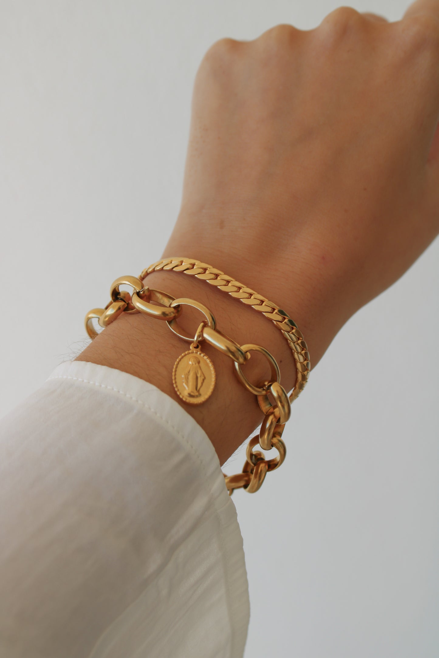 Pulseiras douradas