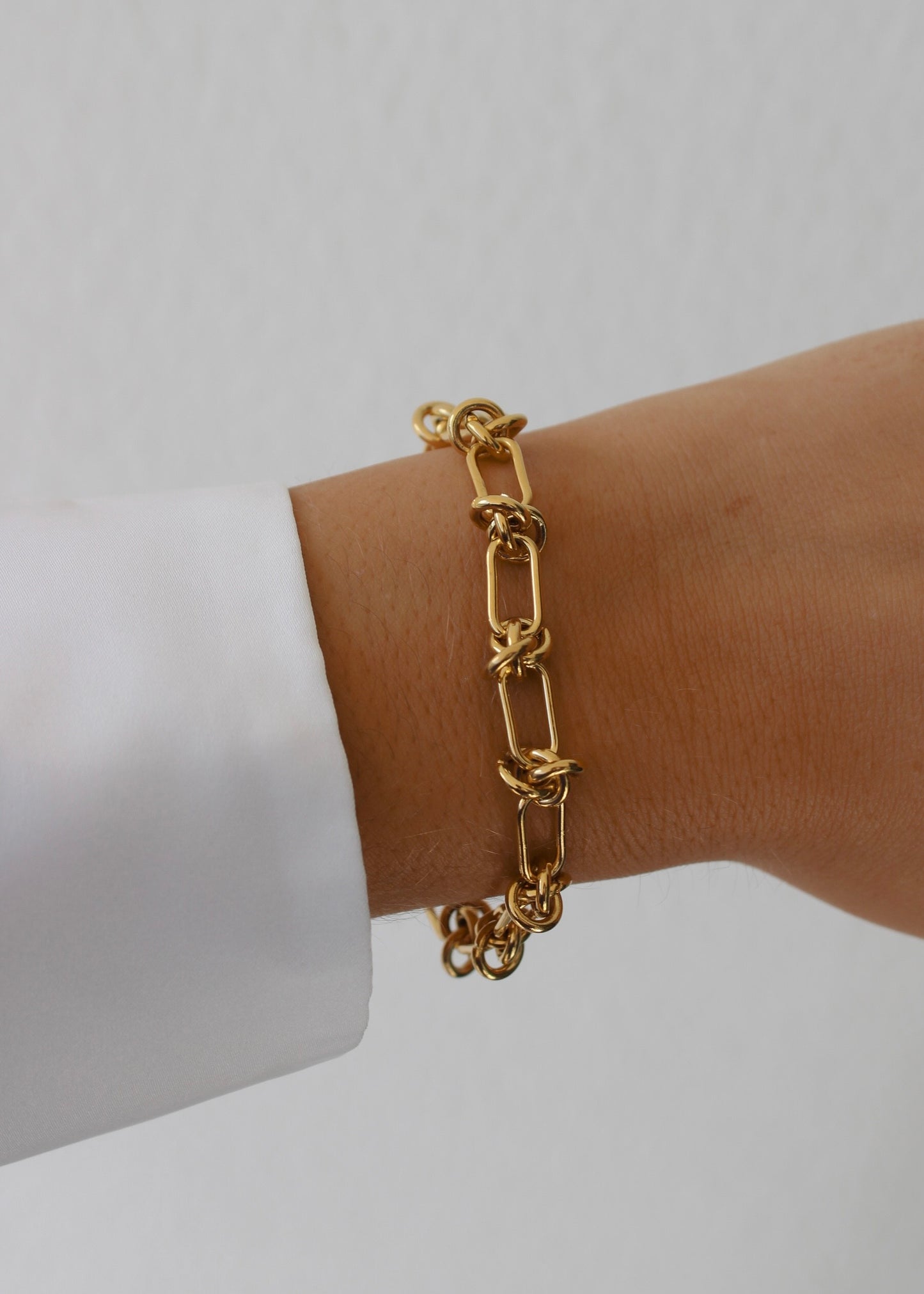 Pulseira dourada nós