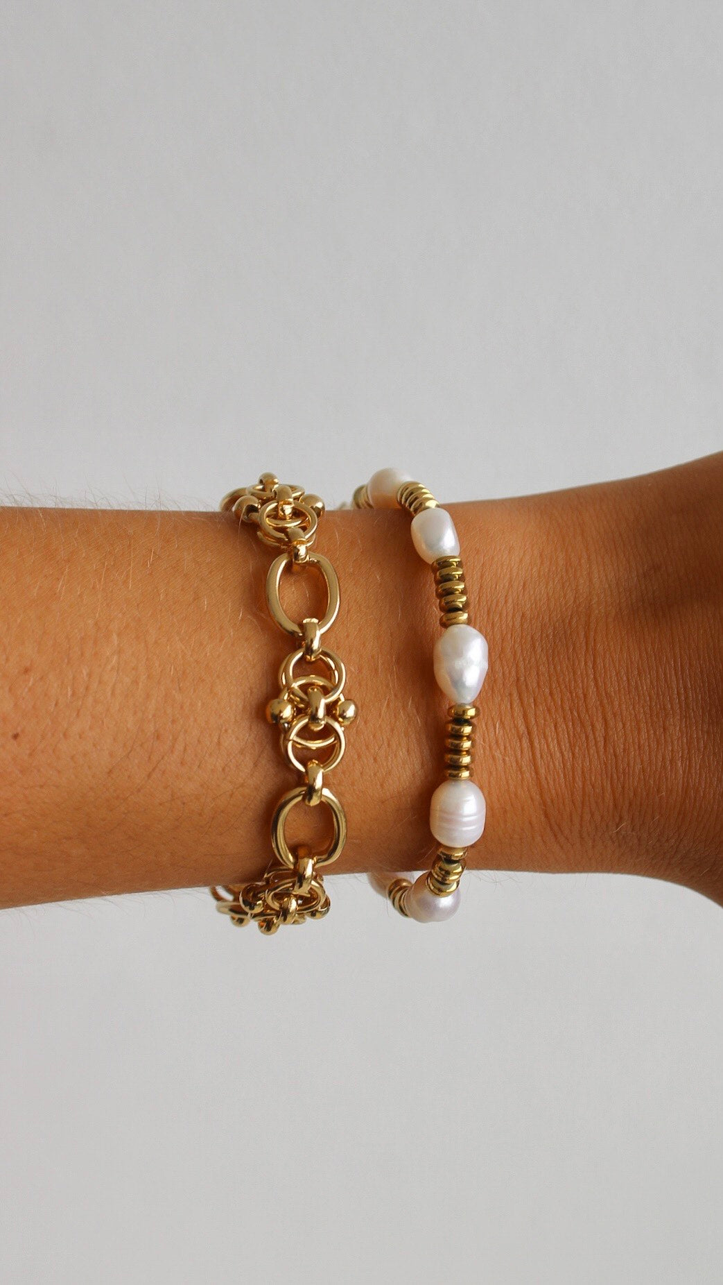 Pulseira dourada e c/ pérolas