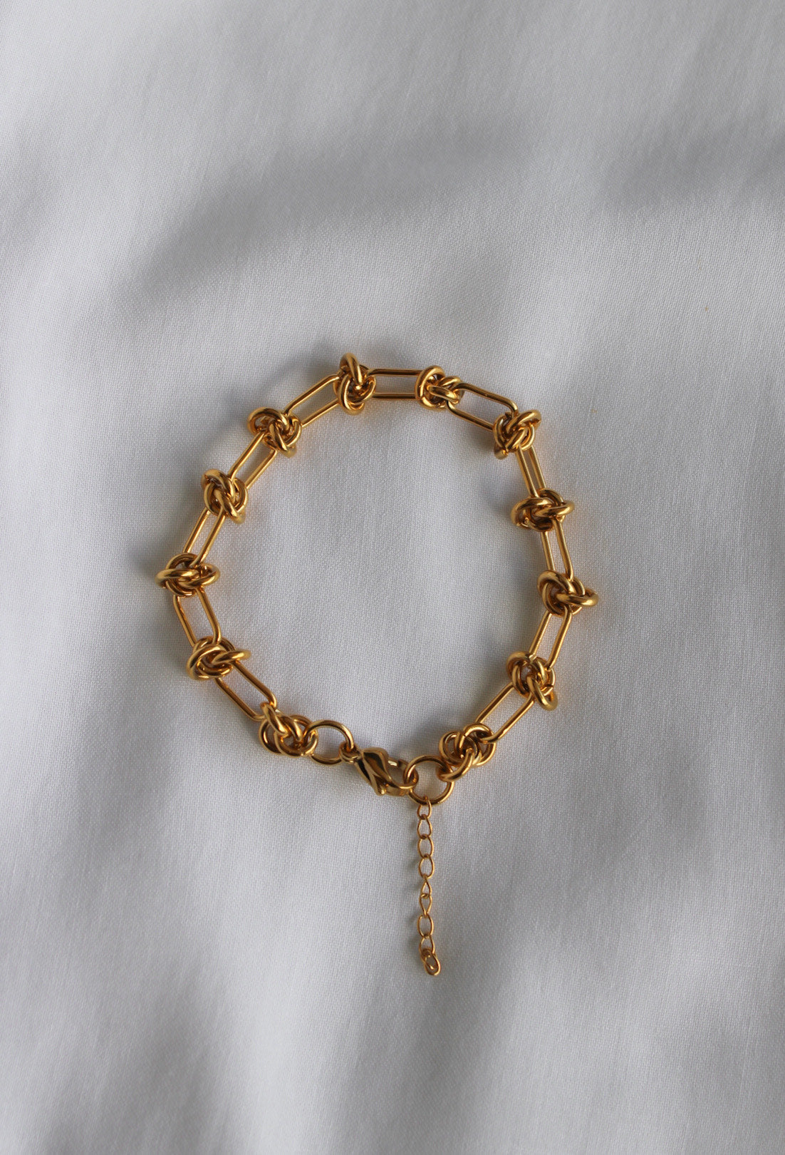 Pulseira dourada nós