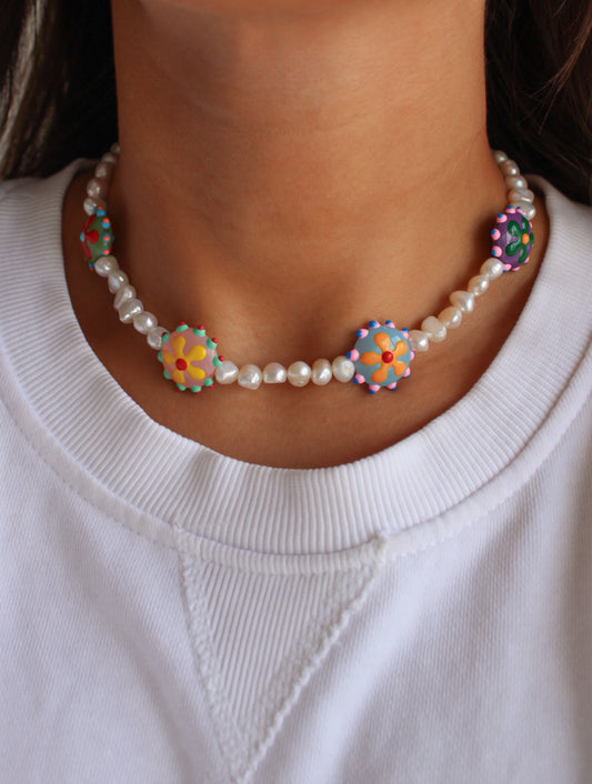 Colar pérolas e flores