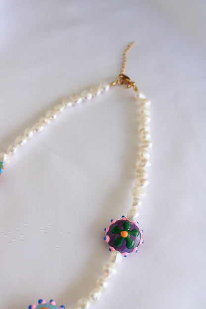 Colar pérolas e flores