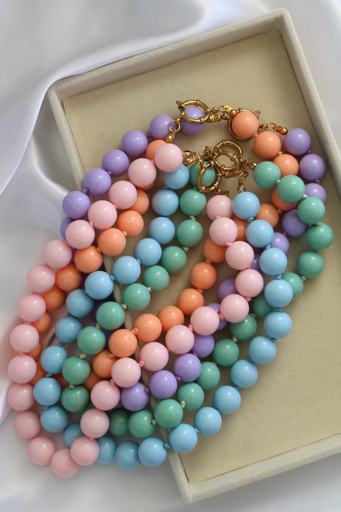 Colar bolas pastel