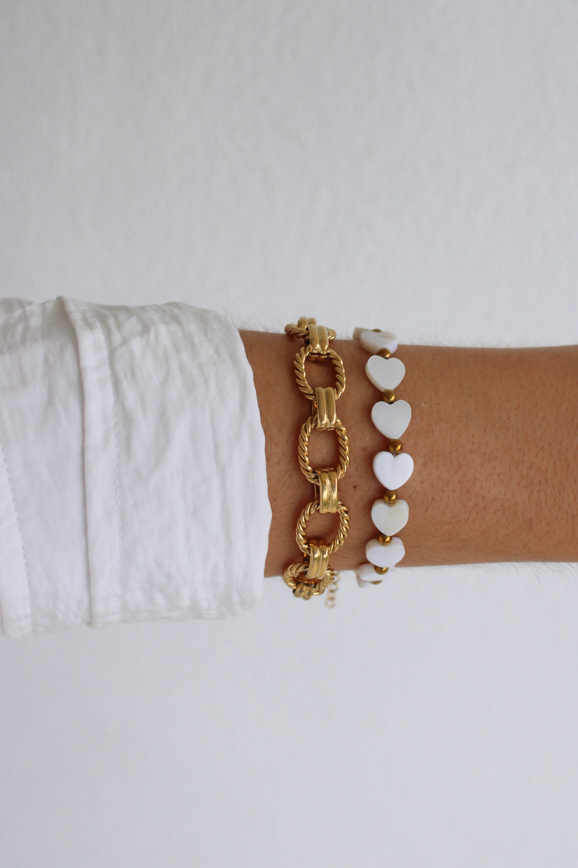 Pulseiras douradas